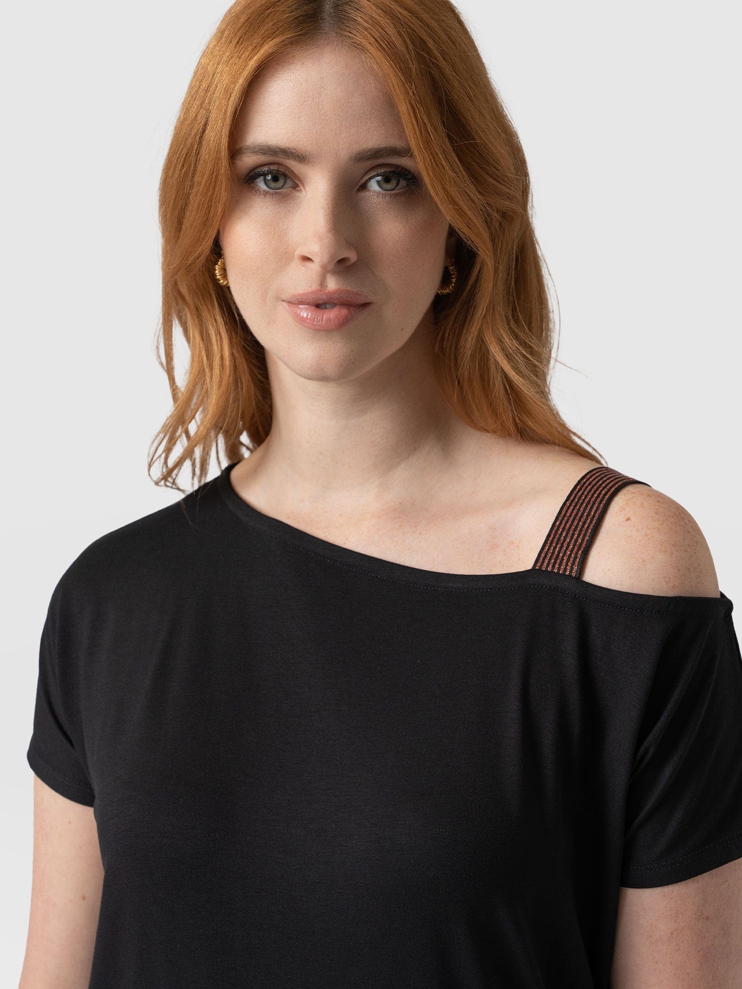Rita Asymmetric Tee Black - Women's Top | Saint + Sofia® EU